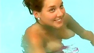 Tette grosse, Brune, Piscina, Spogliarsi