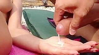 Une Femme Nudiste Leche Le Sperme A La Plage