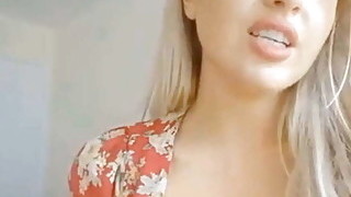 Blond Svensk Fru Visar Sina Brost Pa Cam