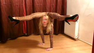 Flexible Dance Show - Watch4Fetish