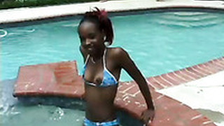 黑女人, 泳池