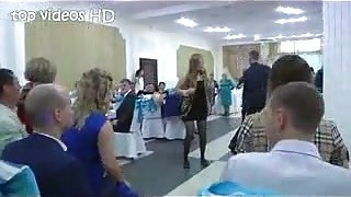 Donne vestite uomini nudi, Festa, Matrimonio